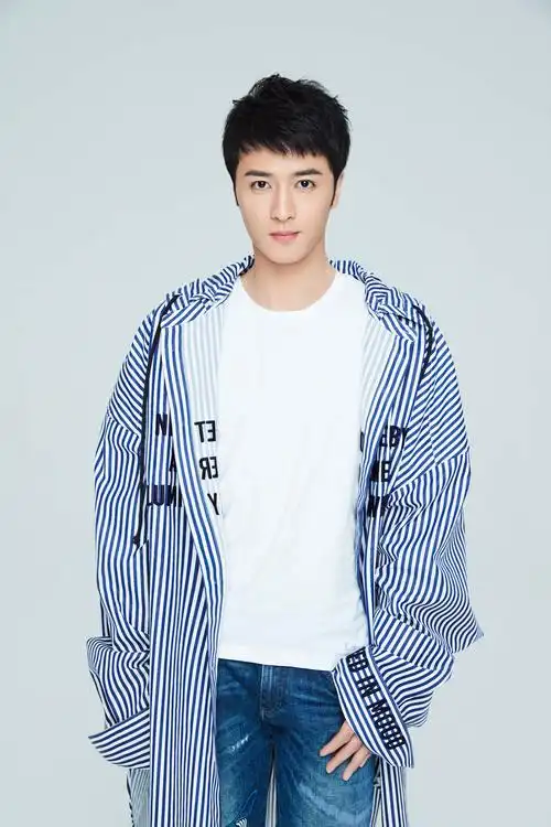 姚奕辰曝新写真简洁清爽男友风十足