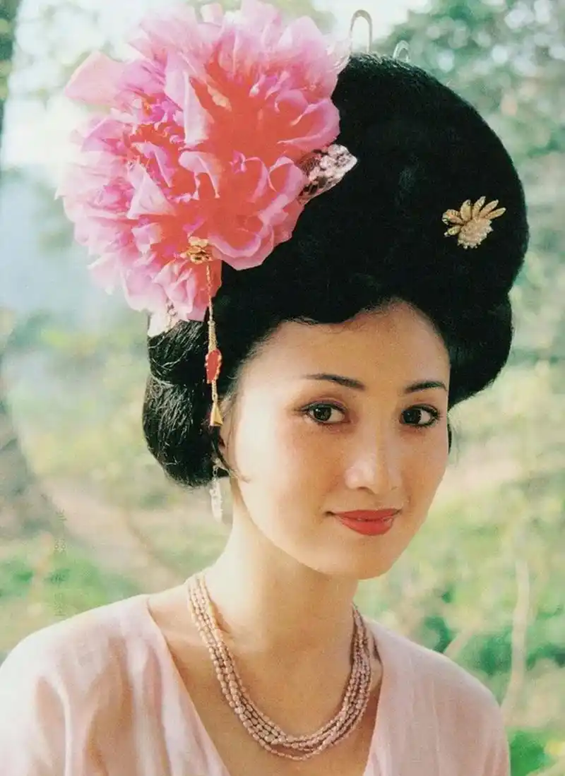 周洁饰演的杨贵妃以至于很多人将她和林芳兵饰演的杨贵妃相媲美,两人