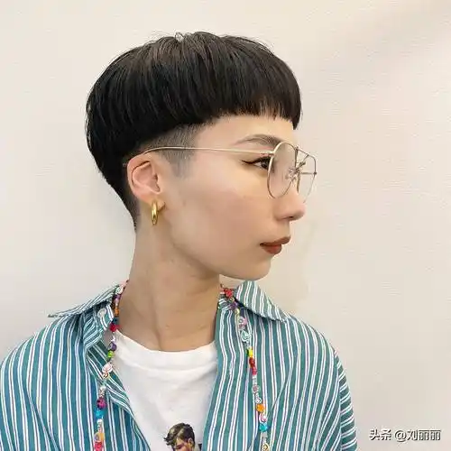 夏天最火爆的发型来了,推边女士短发很清爽,剪完大不一样