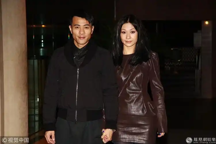 梁汉文带妻子林文慧逛超市被拍,梁汉文做24孝老公,推车结账拎包耐心