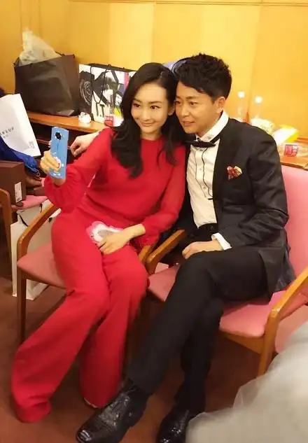 中年走红的刘奕君曾在西影厂抄工资表再婚又生一女