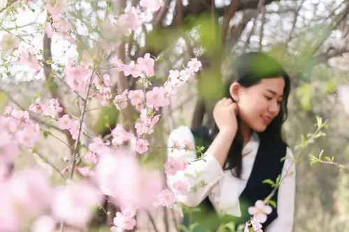 如何拍出好看的花丛人像