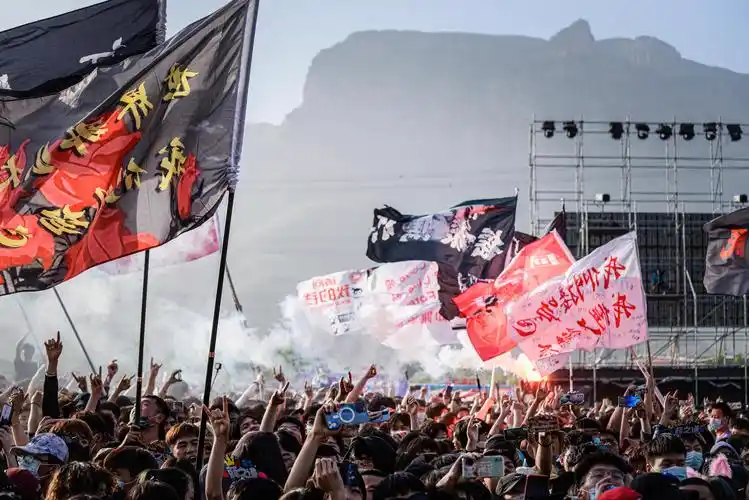 第三届云台山音乐节活动策划的100米超大舞台带来了顶级舞美酷