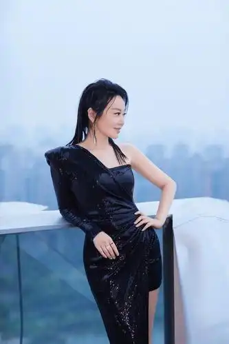 闫妮黑色亮片及斜肩独特剪裁展现完美身材,高马尾脏辫造型