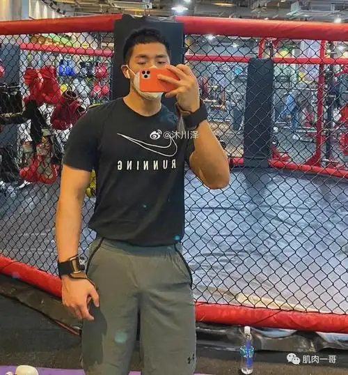 30岁上海健身教练大秀肌肉这也太撩妹了