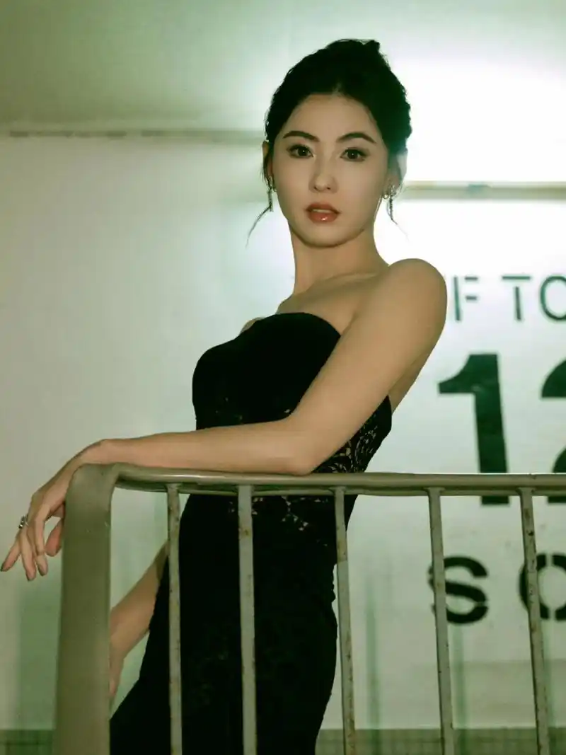 张柏芝身穿黑色抹胸镂空长裙宛若清冷的黑天鹅, 气质绝佳皮肤白皙完全