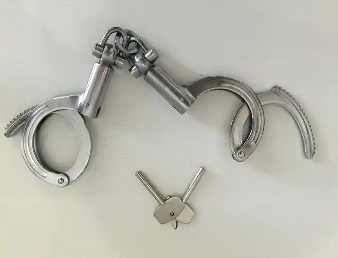 北京警方推出新款"玫瑰金"手铐惊羡朋友圈 围观网友的留言亮了