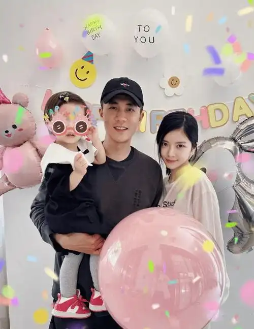 杜淳与妻子甜蜜合照引热议,王灿超惊艳,夫妻被指气质年轻