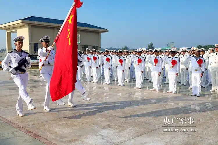 海军陆战队某旅举行退役士兵向军旗告别仪式