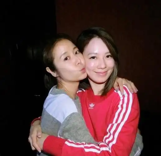 43岁林心如与闺蜜逛街,素面朝天颜值抗打,脸上比v少女感十足