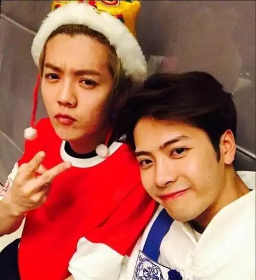 王嘉尔鹿晗关系怎么样 两人在一张床上太有爱