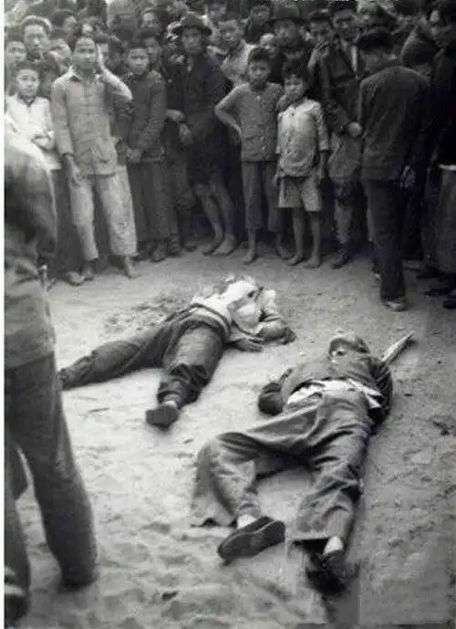 抗日战争胜利后处决汉奸现场老照片背叛民族残害同胞这