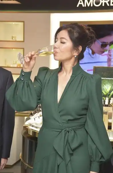 奔五奔六的你别穿大妈装了学钟楚红穿绿色连衣裙显气质很出众