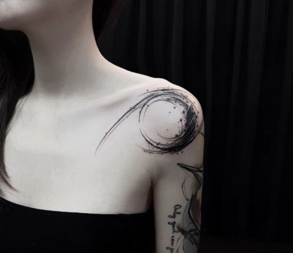 最新超个性女生肩部纹身 好看的女生肩部纹身(2/4)-纹身图片网