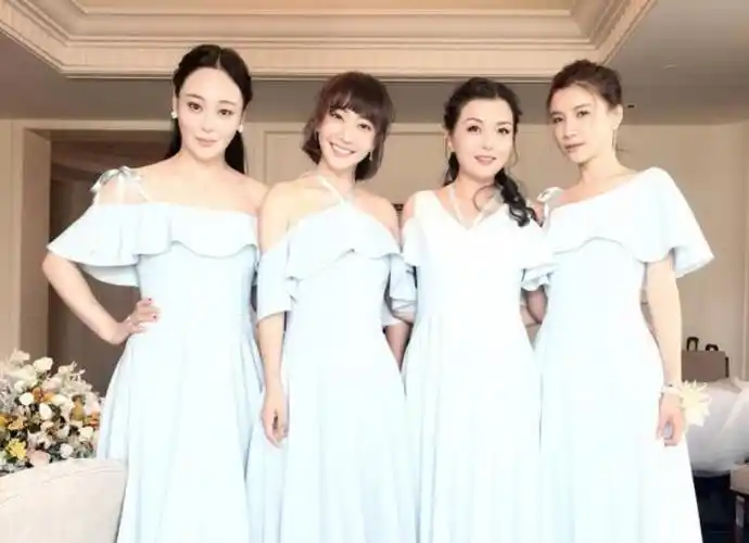 张馨予的伴娘团曝光,最大亮点是表姐,网友:母辈基因太强大