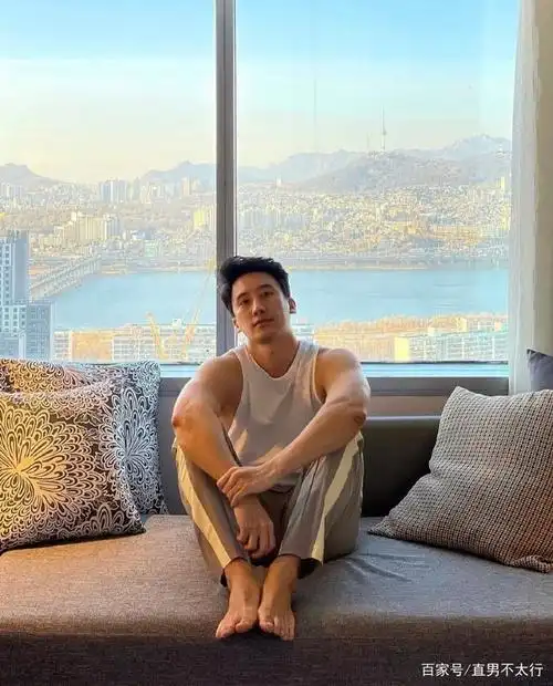 极品肌肉型帅大叔,英俊的脸庞,总之,穿正装的男人就是帅!