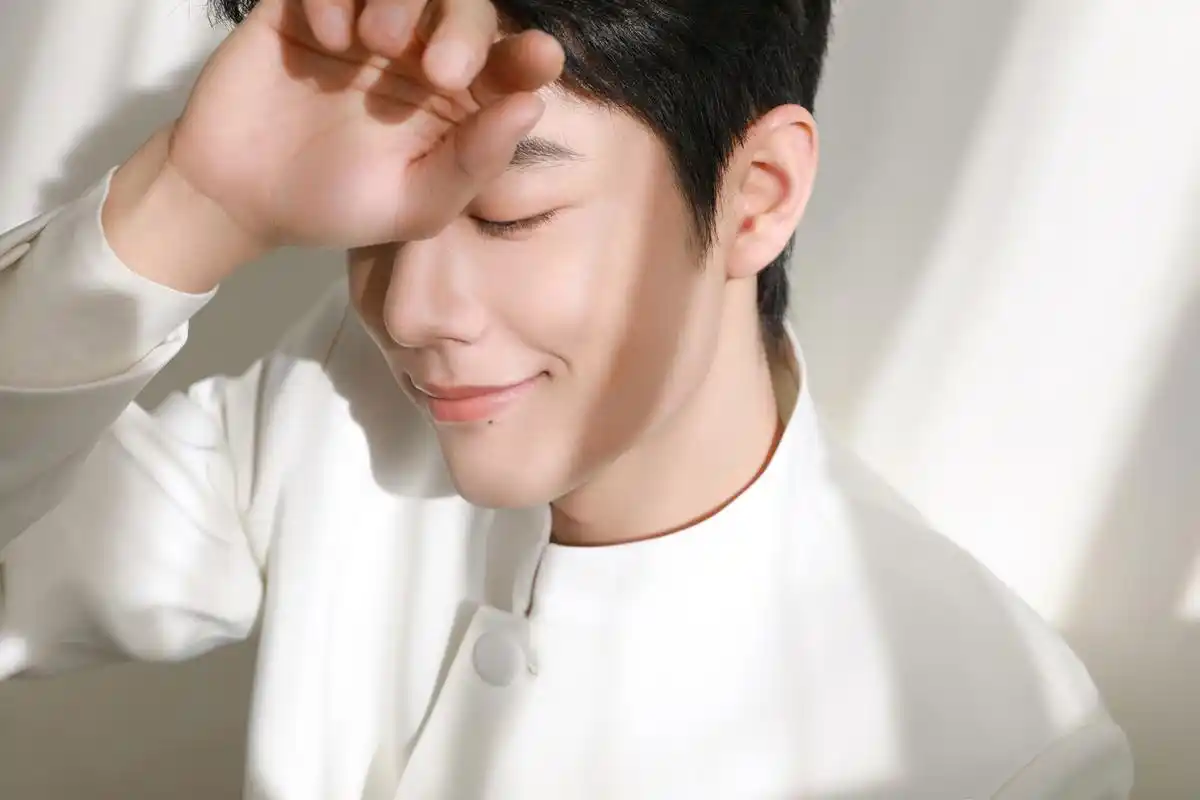 特别特别喜欢肖战穿白色系衣服(尤其衬衫[开心]),白色让他看起来更加