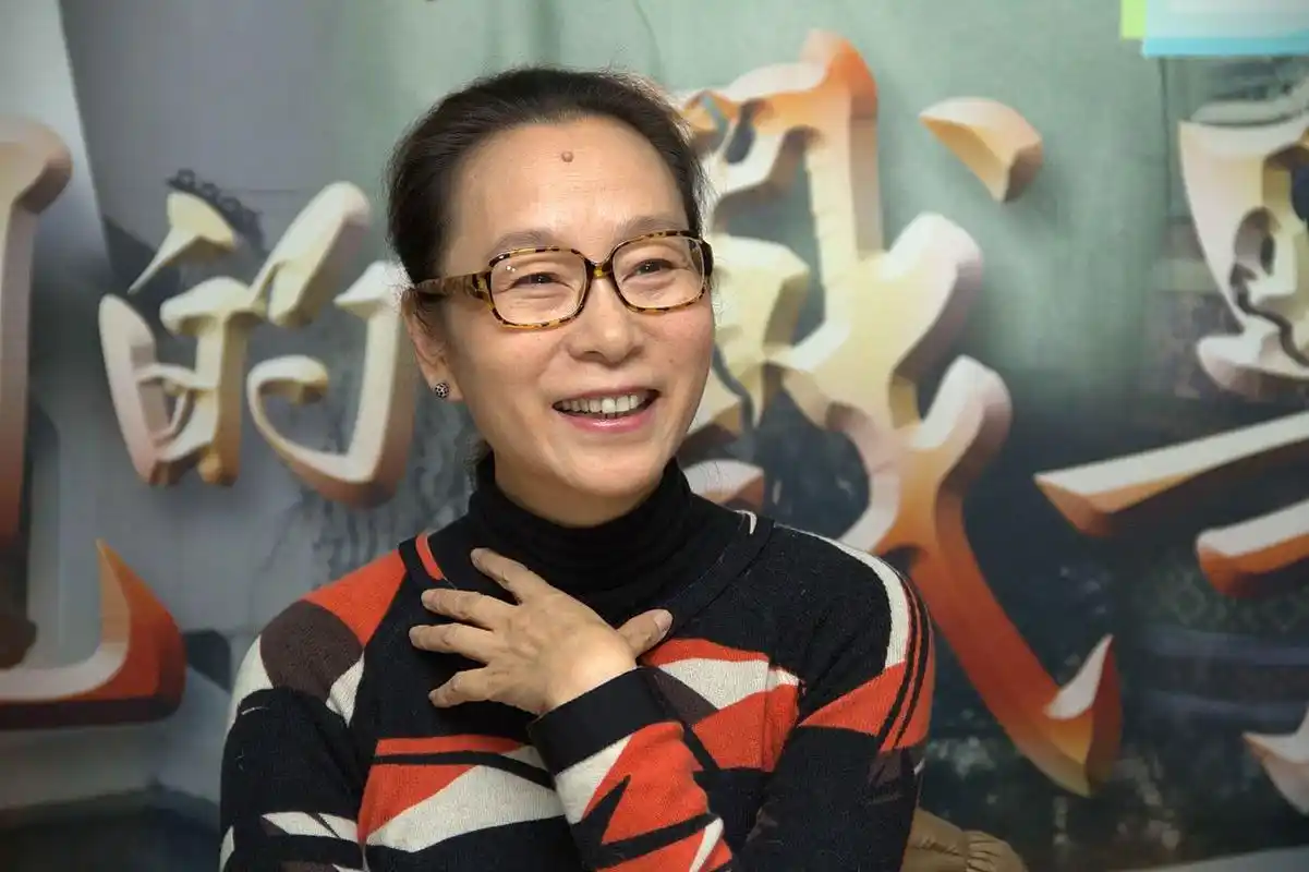 其实内地演员最后混到类似奚美娟这种体制内老戏骨的位置也很好了