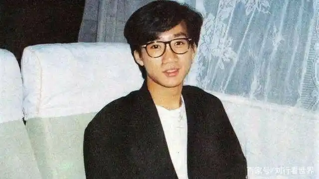 黄家驹弹吉他是自学的吗,有没有老师教他?