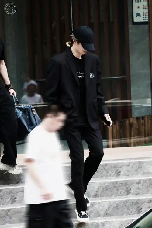 刘耀文全员加速中路透##刘耀文衣服上好多笑脸