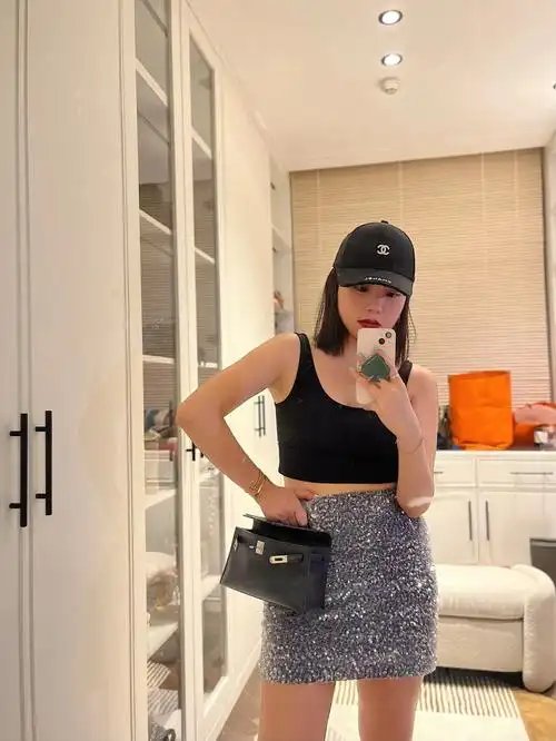 了一条闪片裙微微紧身 可以强迫自己少吃点哈哈哈哈我自己是梨形身材