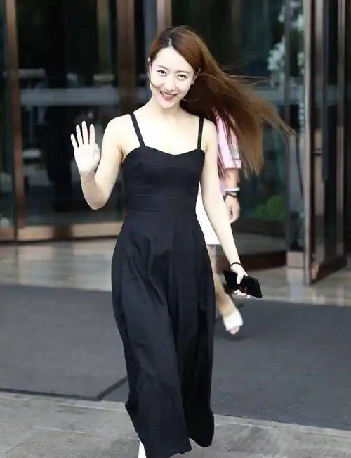 白冰一出场便是惊艳,一袭黑色吊带裙配小白鞋,美得不像35岁_身材_气质