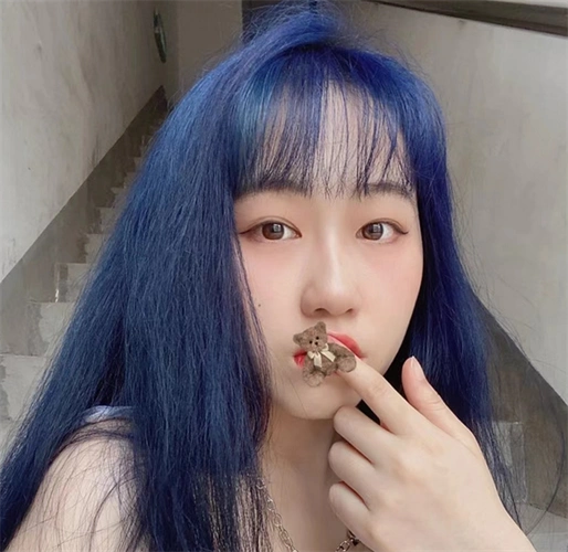 超级无敌显白发色 最新流行染"鸢尾蓝"_染发发型 - 美发站