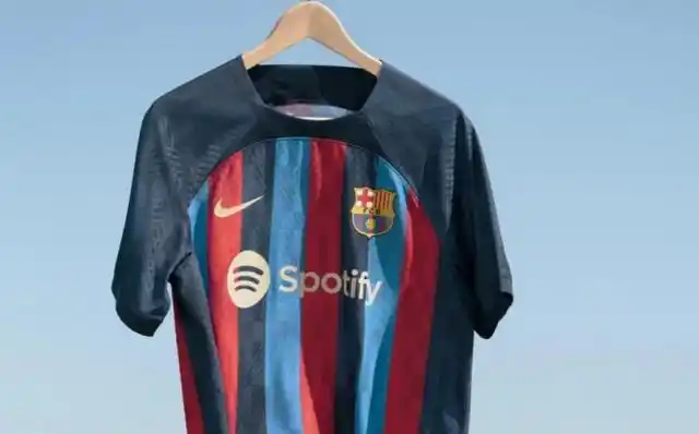 巴萨新赛季主场球衣正式发布圣火不灭