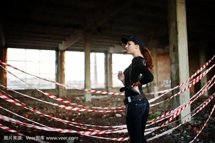 性感的fbi女特工在一个废弃的地方.