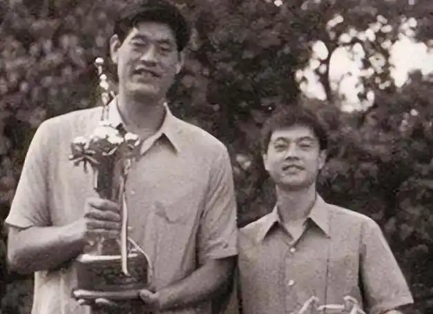 穆铁柱去世14年妻儿现状:儿女都未遗传身高,妻子立即不再住平房|姚明