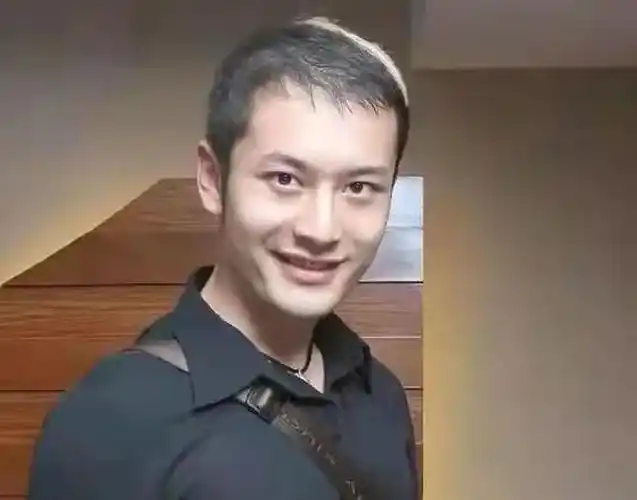 事实上,黄晓明保持年轻的状态,也是要看发型的,当他配上短发卷刘海