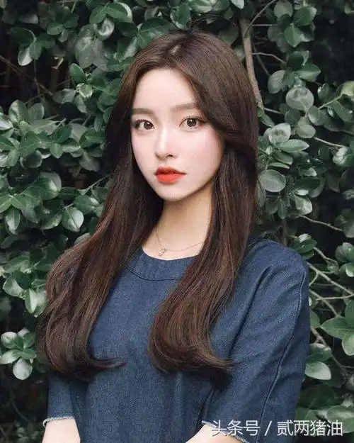 好看的韩式中分卷发发型 瘦脸显气质必备武器!