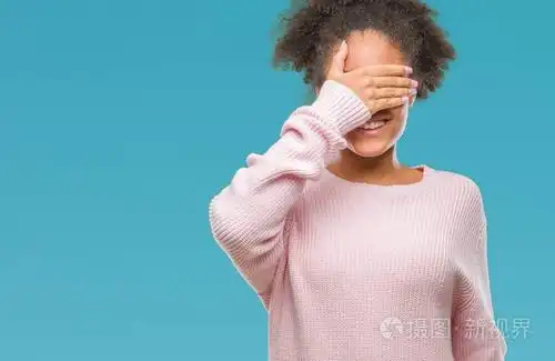 笑着用手捂着眼睛惊讶