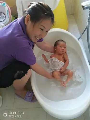 月嫂到底有多辛苦?每天身心俱疲,却只能一笑而过!