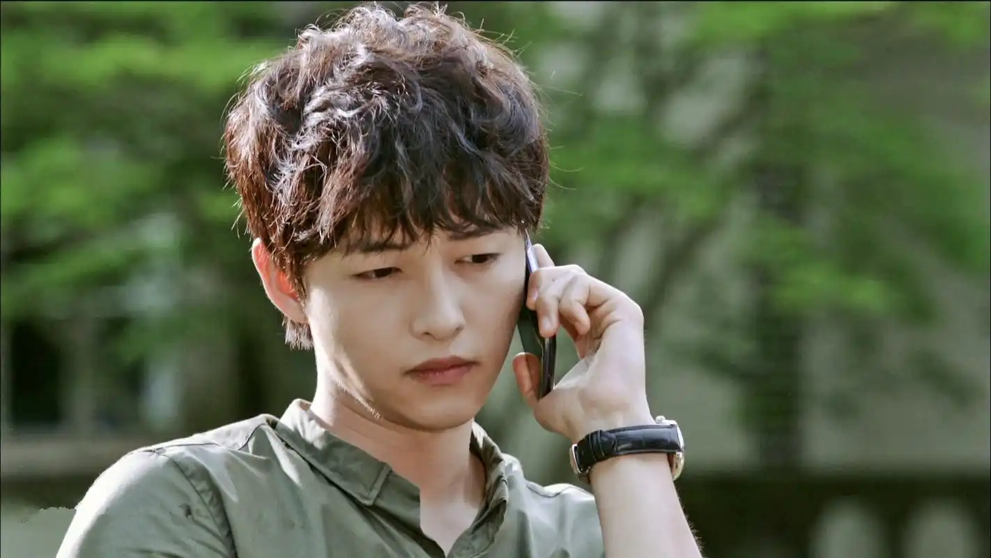 宋仲基《善良的男人》卷发墨镜帅气剧照桌面壁纸下载