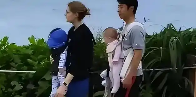 37岁撒贝宁老婆近照曝光,素颜全程未露正脸,赘肉引网友热议