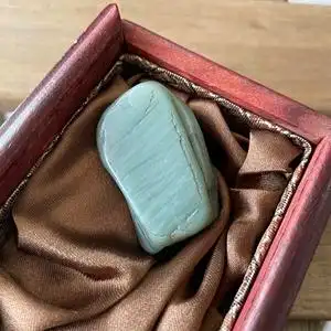 新疆和田玉沙枣青籽料直闪石原石绢丝纹原籽收藏精品玩料半石在售