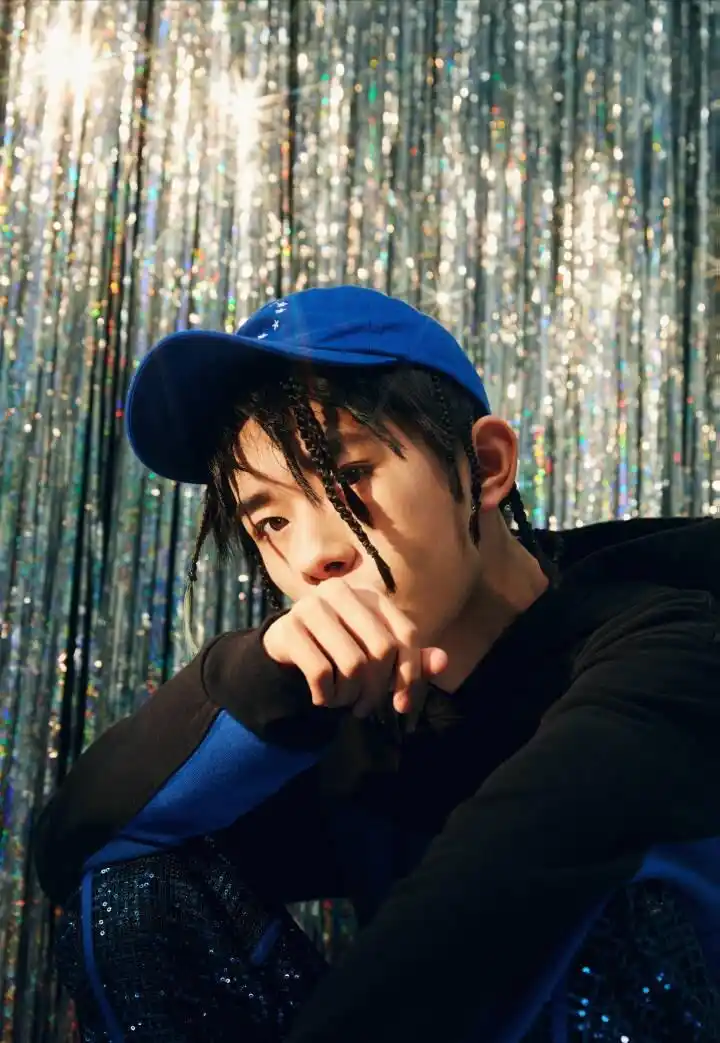 易烊千玺18岁前拿下首部荧幕男主角!圆寸造型的坏痞少年,期待!