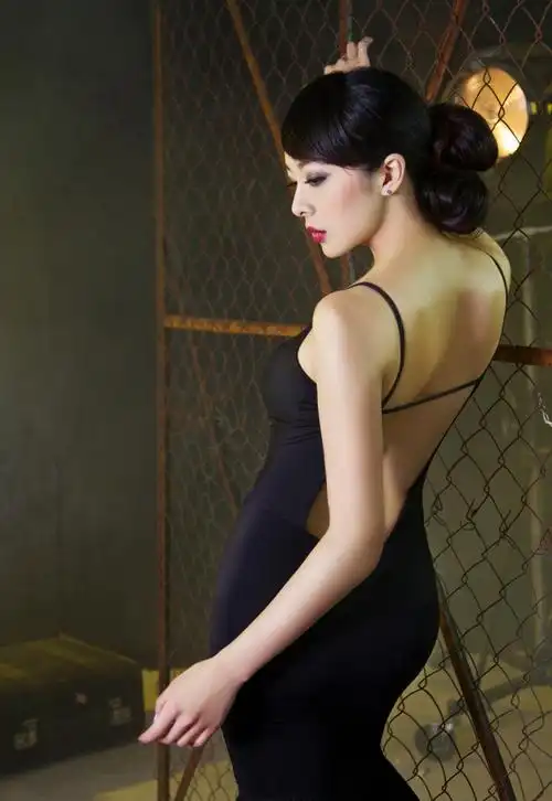 装女郎童苡萱性感写真秀惹火身段