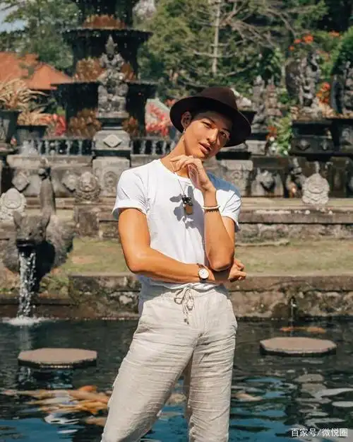 肌肉型男也可以很性感,略带妩媚的他有漂亮的腹肌和鲨鱼线