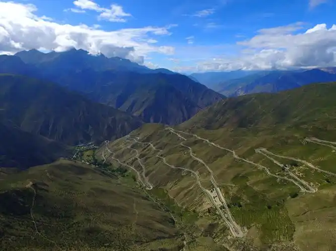 川藏公路二郎山段 本报记者 郝立艺 摄