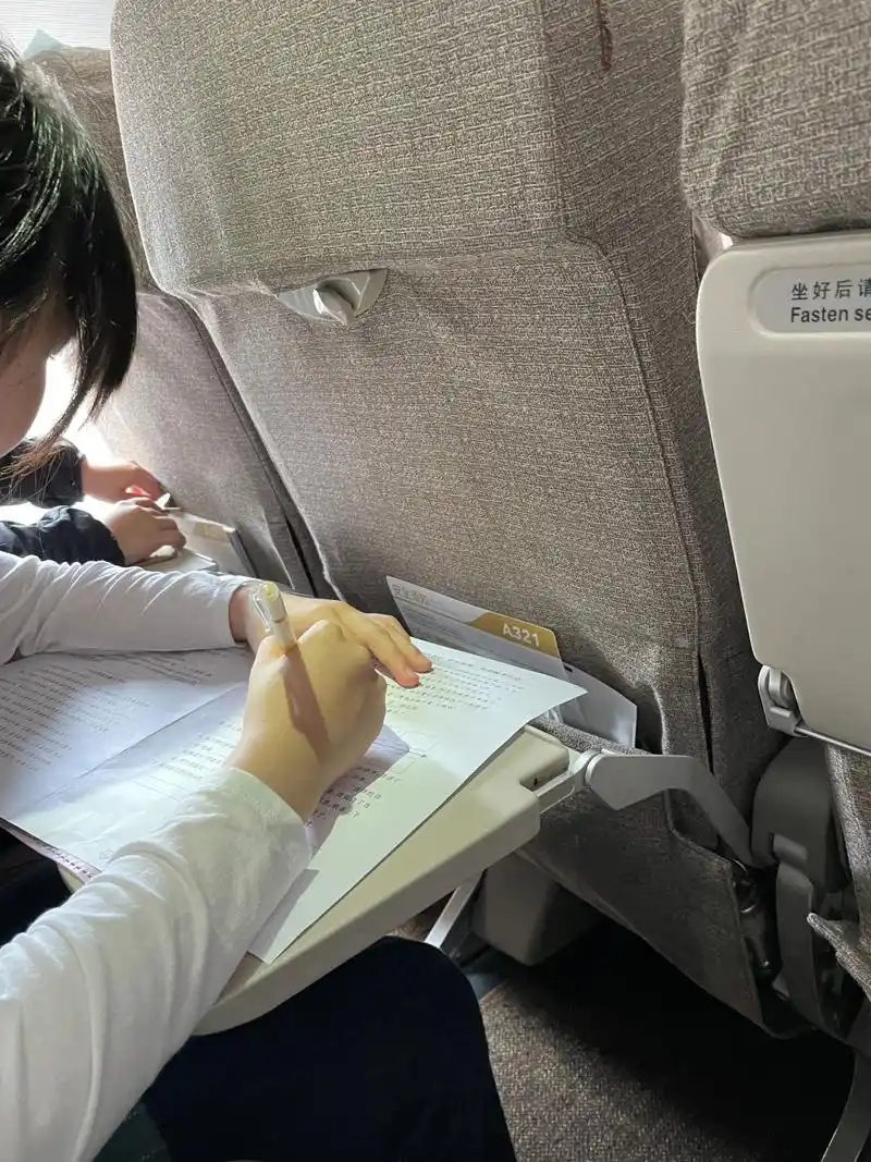飞机上的孩子们都在等待"收起小桌板"的广播