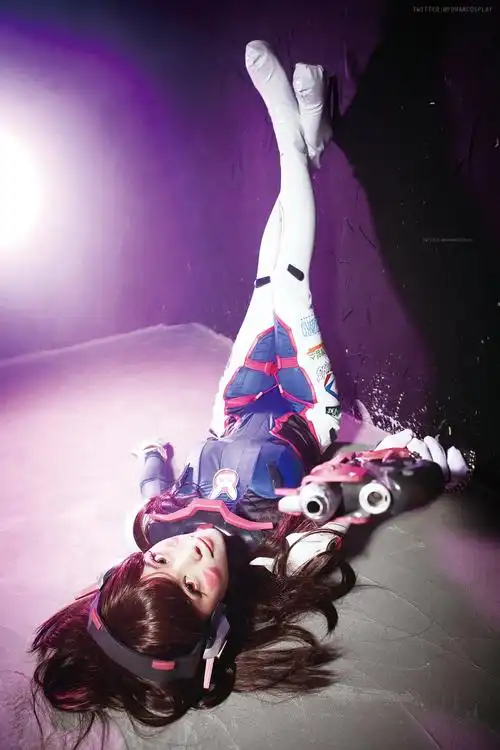 守望先锋dva兔女郎性感cos黑丝美腿吸睛