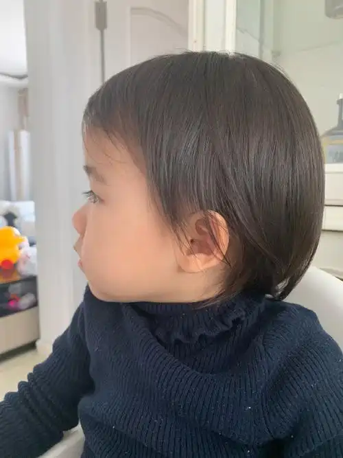 小孩的鼻梁好像是2岁以后才出来的,也可能是小时候婴儿肥太多,鼻梁就