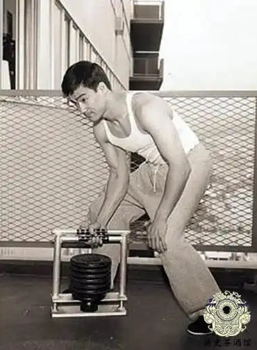 一组李小龙的珍贵训练照:背部肌肉夸张,图九或许是其猝死的原因