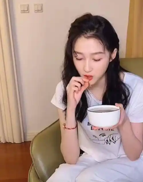 看完关晓彤和鹿晗喝完豆汁后的样子,真的是不是一家人不进一家门_周深