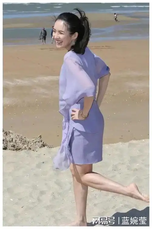 章子怡沙滩照引发热议清纯之风与年龄的悖论