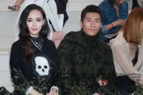 唐嫣窦骁助阵coach秀场 与韩星拼时髦