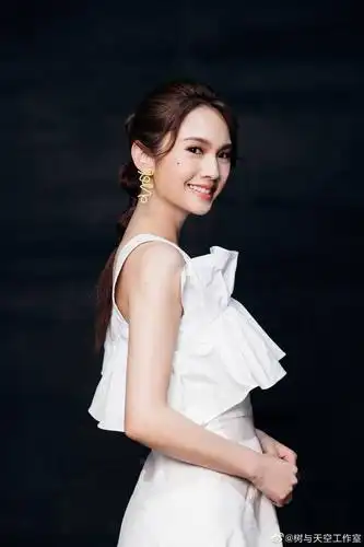 杨丞琳扎马尾晒微笑侧颜一袭白色荷叶边连衣裙仙气十足