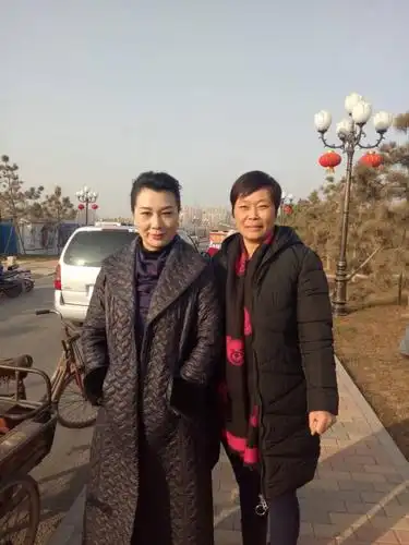 和表演艺术家汪荃珍,李金枝在汤阴人和公园合影留念